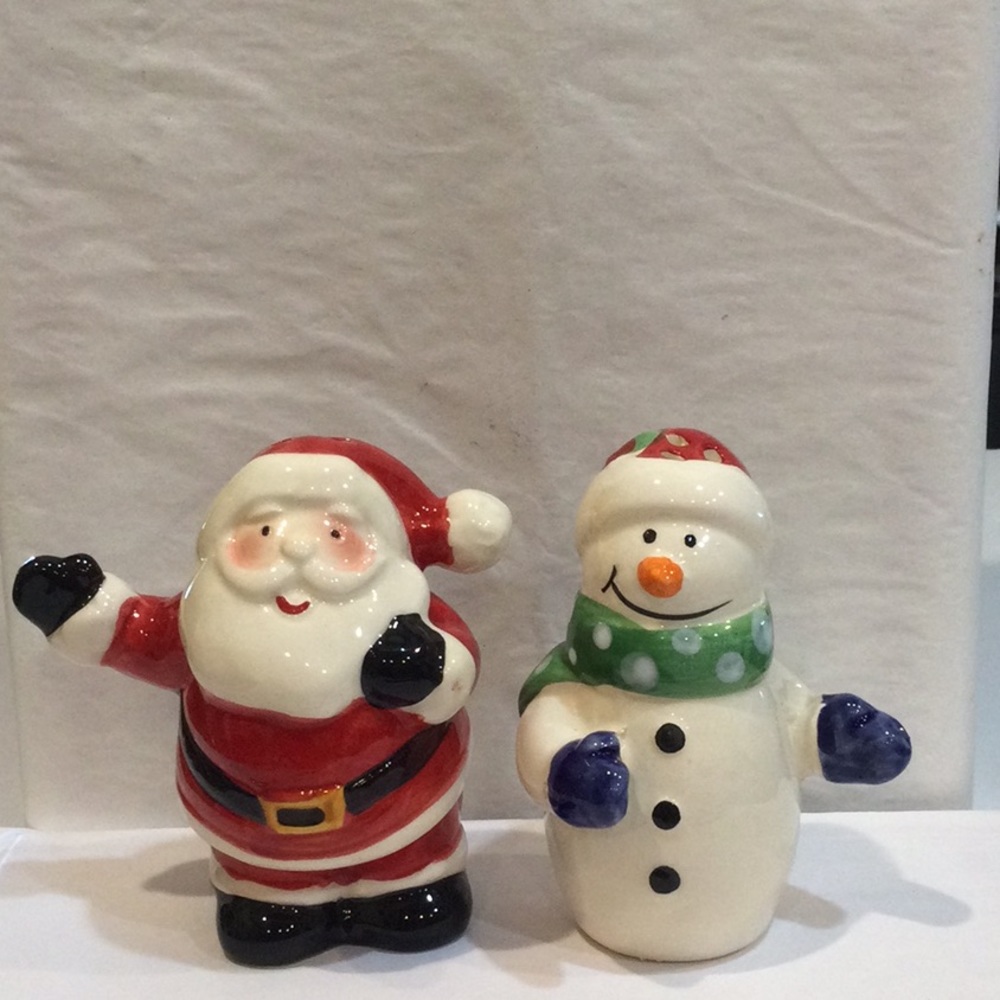 New in box Mikasa holiday Salt & Pepper